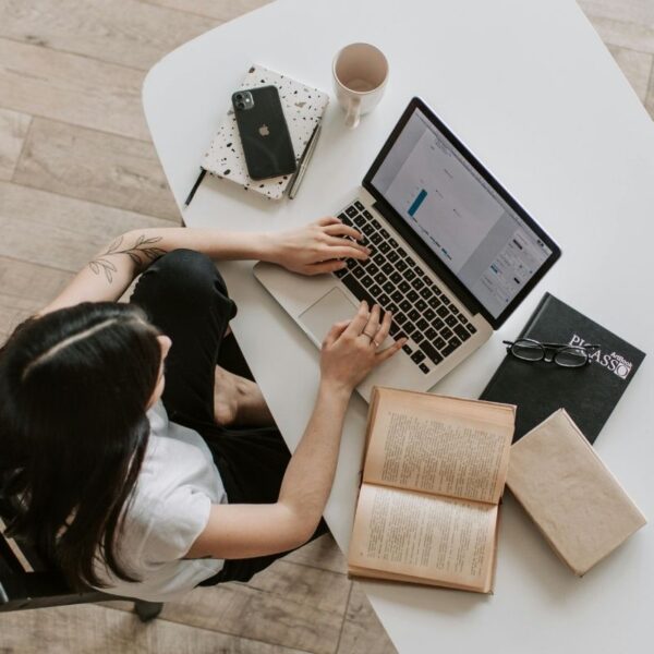 žena pri počítači počas online mentoringu